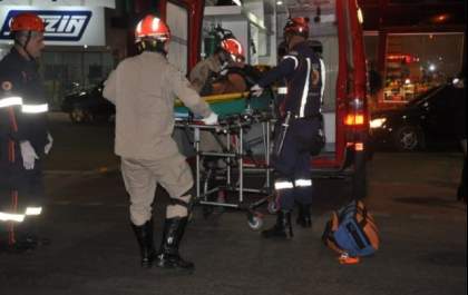 Passageira é arremessada de motocicleta e morre em acidente envolvendo carro