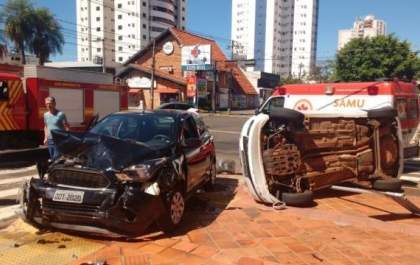 Motorista fura sinal vermelho e capota após ser atingido