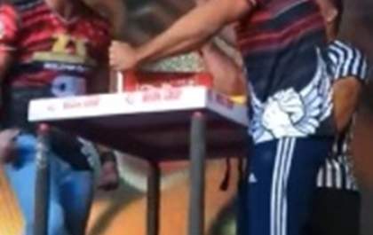 Vitão vence luta de braço na Bolívia e é novo dono do cinturão
