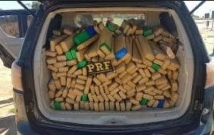Motorista tenta fugir, bate o carro e é preso pela PRF com 277 kg de maconha