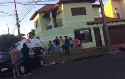Carro para em cima de outro veículo após colisão em cruzamento