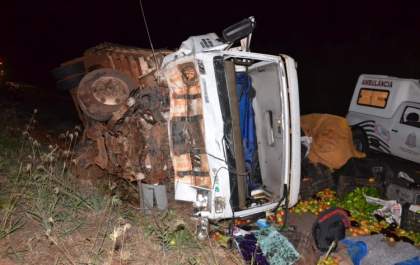 Acidente entre carro e caminhão mata pai e filha de 4 anos na SP-425