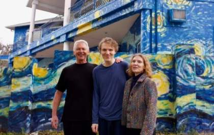 Os pais que pintaram sua casa como 'A Noite Estrelada' de Van Gogh para que seu filho autista não se perdesse
