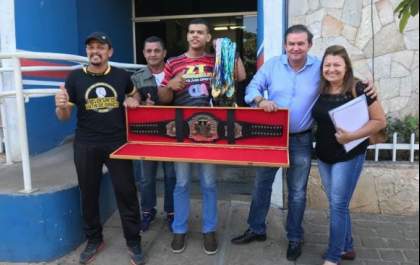 Eduardo Rocha parabeniza lutador de braço tres-lagoense por conquistar cinturão