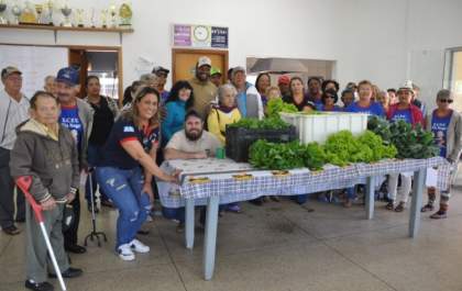 Agronegócio realiza doação de verduras aos idosos do Centro de Convivência “Tia Nega”