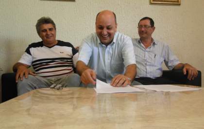 Prefeitura assina contrato para asfalto no Ipê e Esplanada