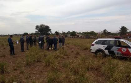 Corpo é encontrado com vários tiros na cabeça em terreno