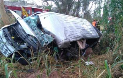 Motorista de van morre após acidente com caminhão na SP-294