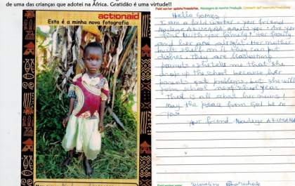 Criança africana assistida em projeto agradece doações de Ademar Gomes
