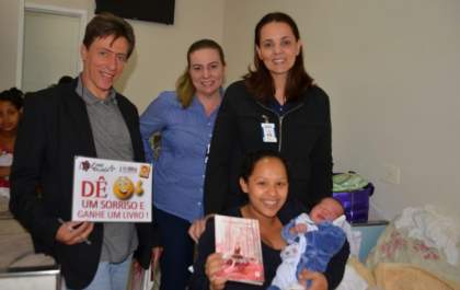 Projeto 'Dê um Sorriso e Ganhe um Livro' chega à maternidade de Três Lagoas
