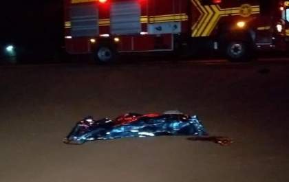 Motociclista tenta atravessar rodovia é atingido por carro e morre na BR-463