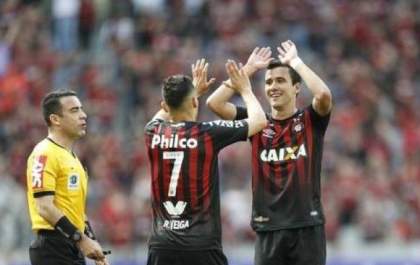 Atlético-PR marca três no 1º tempo, vence o Flamengo, mas segue no Z-4