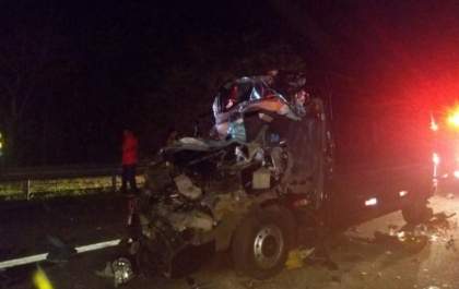 Acidente com van mata motorista e fere nove pessoas