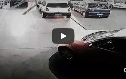 Câmeras flagram motociclista ateando fogo em garagem