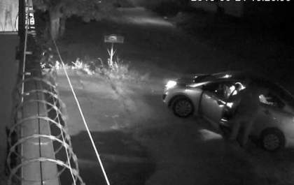 Vídeo mostra desespero da mãe ao tirar bebê de carro levado por bandidos