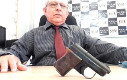 Andradina: Professora aposentada entrega pistola do marido à Polícia Civil