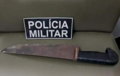 Adolescente agressivo precisa ser contido pela Polícia Militar