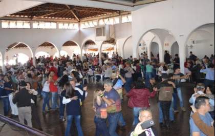 Após 25 anos fazendo árvore genealógica, família tem festa com 1,4 mil parentes
