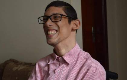 Subestimado pela paralisia cerebral, Geraldo hoje é feliz morando sozinho