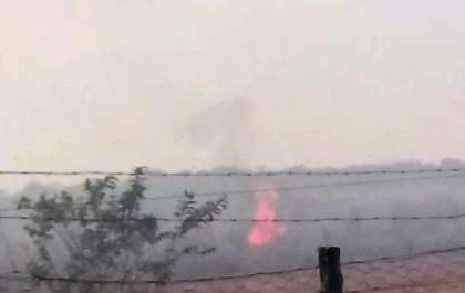 Clima é tenso em fazenda invadida por índios e PM continua no local