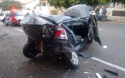 Mulher morre após bater carro em Avenida