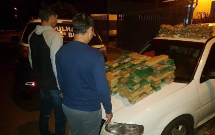 Dupla é presa transportando 81 quilos de maconha em compartimentos falsos de veículo
