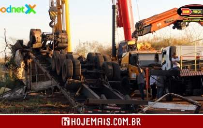 Com quase 24 horas depois, carreta é retirada de córrego na SP-595