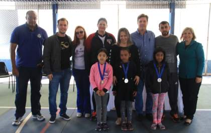 Competição de atletismo é encerrada com entrega de medalhas em Andradina