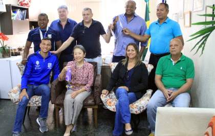 Tamiko recebe andradinense que conquistou medalha histórica para a natação brasileira