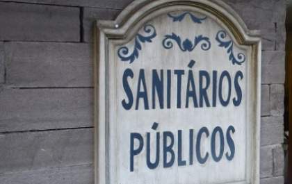 Guto cobra direito a banheiro público no período noturno