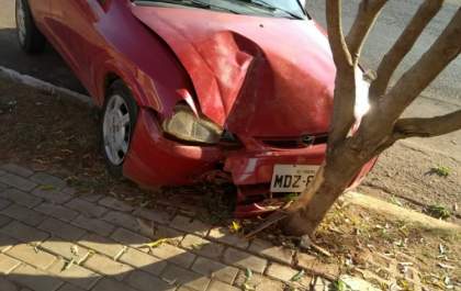 Veículo é encontrado batido em árvore na Avenida Rosário Congro