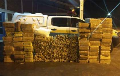Motorista abandona camionete com mais de uma tonelada de maconha e três pacotes de supermaconha