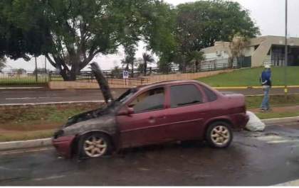 Carro pega fogo na Capital e incêndio é controlado por Bombeiros