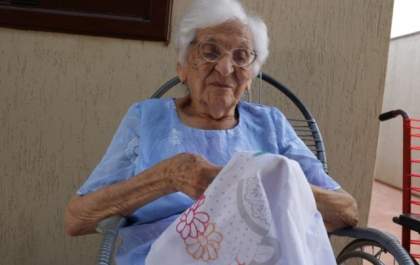 Aos 103 anos, ninguém tira linha e agulha das mãos firmes de Dona Maria