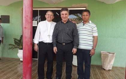 Bispo visita prefeito que foi preso e faz oração pela cidade