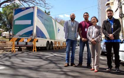 Tamiko visita carreta móvel do Via Rápida Emprego que oferece cursos em Andradina