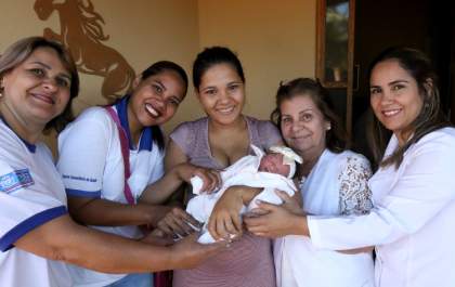 Mãe e profissionais da Saúde de Três Lagoas comemoram sucesso de parto em residência