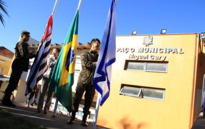 Hasteamento de bandeiras comemora 7 de setembro