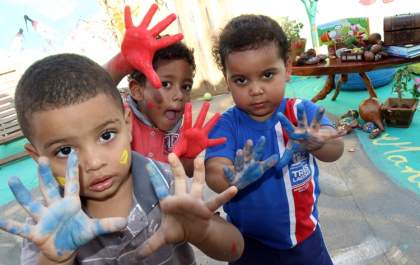 CEI de Três Lagoas cria “quintal” para alunos aprenderem brincando