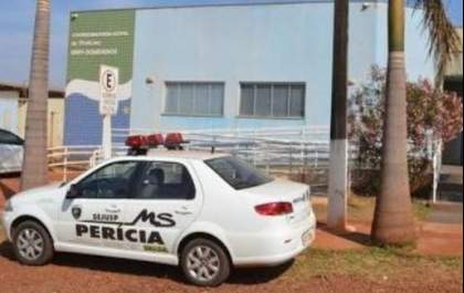 Garoto é atingido por tiros de pistola ao abrir porta de casa e morre