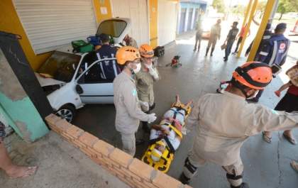 Mulher fica presa às ferragens após carro invadir choperia e bater em muro