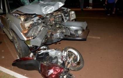 Caminhonete atinge moto estacionada e mata jovem que olhava o celular