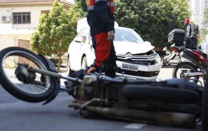 Motociclista fica ferido ao bater em carro e ser arrastado por 20 metros