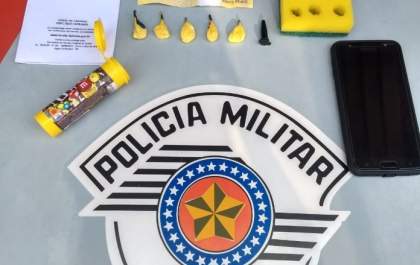 PM encontra porções de cocaína e apreende cédula falsa em casa de homem