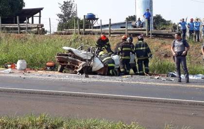 Homem de 42 anos morre em colisão frontal entre carro e caminhão na região