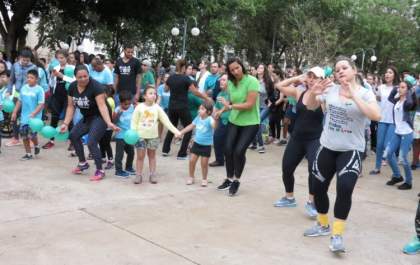 Zumba ao ar livre reúne três escolas e alunos da APAE