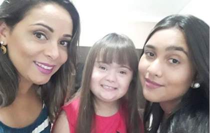 Garotinha de 6 anos viraliza na internet após ser filmada brigando com a irmã