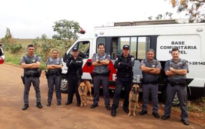 Ação da PM usa cães farejadores em entrada de penitenciária