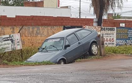 Veículo é abandonado com as rodas dianteiras cravadas em buraco na Rua Maria Guilhermina Esteves