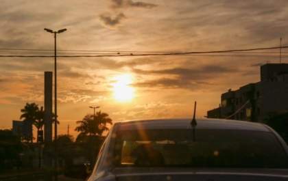 Dia amanhece com céu aberto, mas previsão é de chuva isoladas